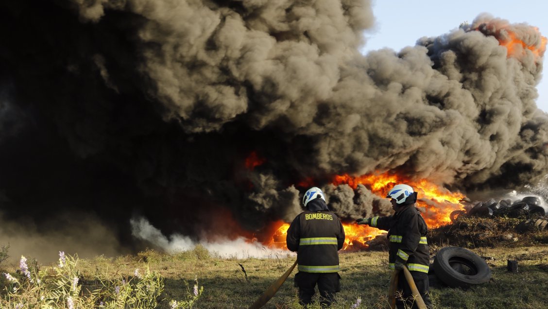 Talcahuano: Empresa de acopio de neumáticos arriesga prohibición de funcionamiento