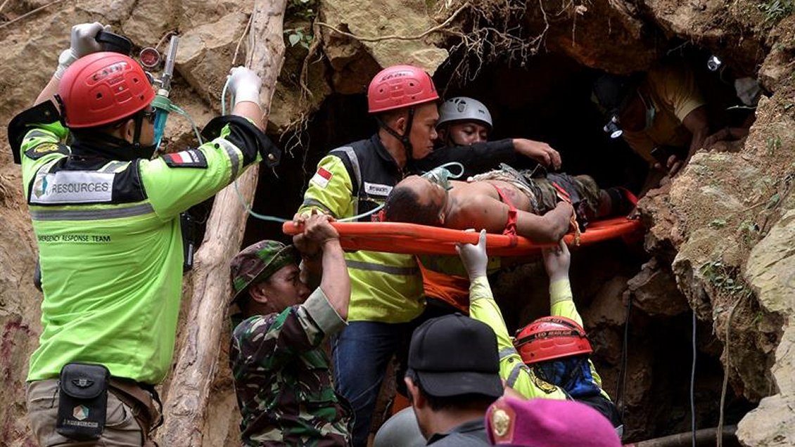 Indonesia recurre a maquinaría pesada para rescatar a 30 mineros sepultados