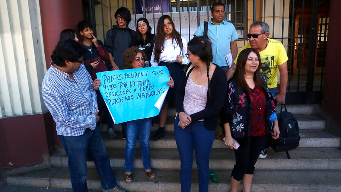 Apoderados del Liceo Amunátegui protestaron por incumplimientos de la Municipalidad de Santiago