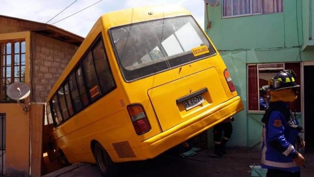 Furgón escolar chocó contra una vivienda en Alto Hospicio