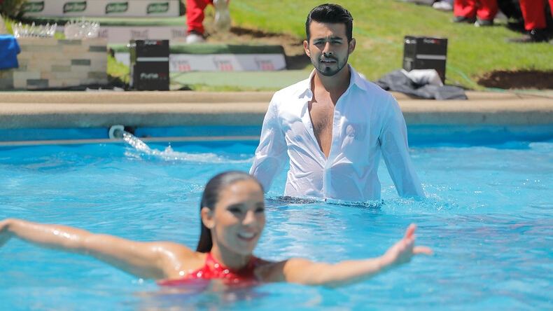 Así fue el piscinazo de Chantal Gayoso y Hernán Arcil, reyes de Viña