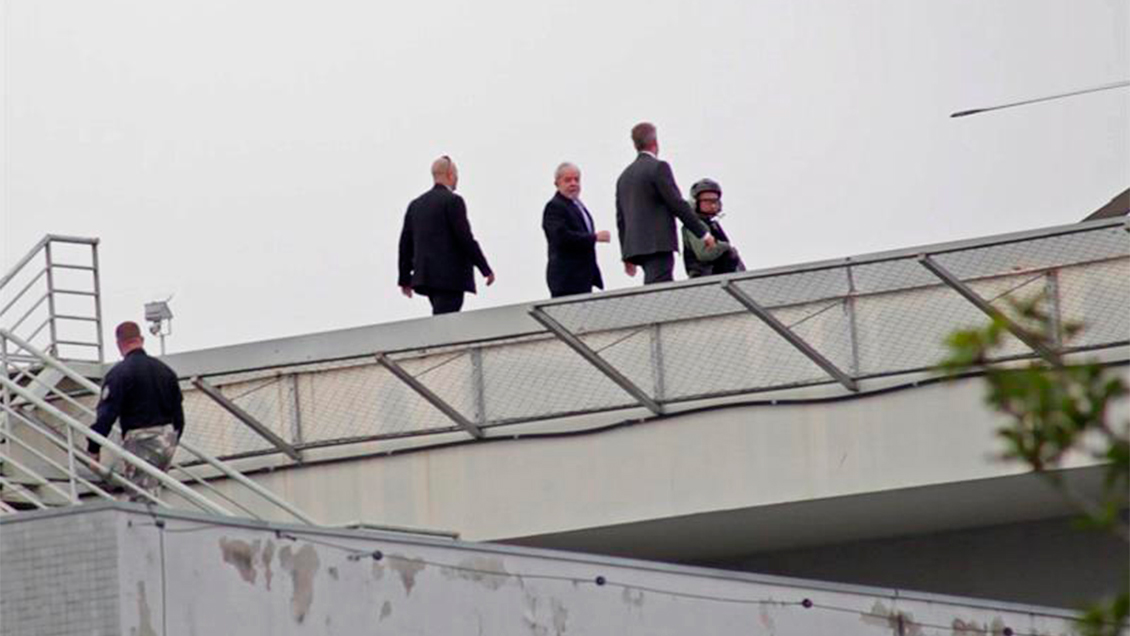 Lula salió de prisión para asistir al funeral de su nieto