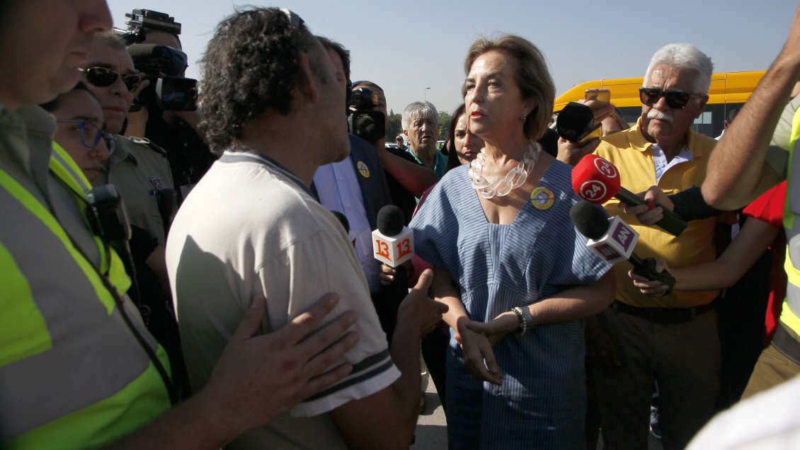 Taxistas increparon a la ministra Gloria Hutt por 