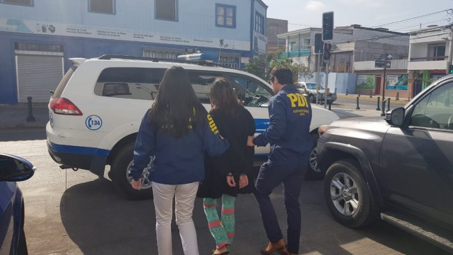 Detienen a mujer acusada de robar y agredir a una persona en Iquique