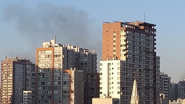 Bomberos controló incendio en edificio de Santiago Centro