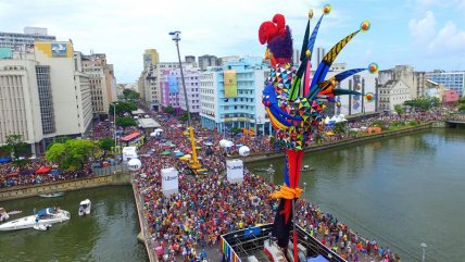  Gallo gigante inauguró el Carnaval de Recife en Brasil  