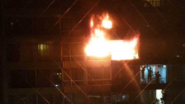 Incendio en edificio del centro de Santiago moviliza a Bomberos
