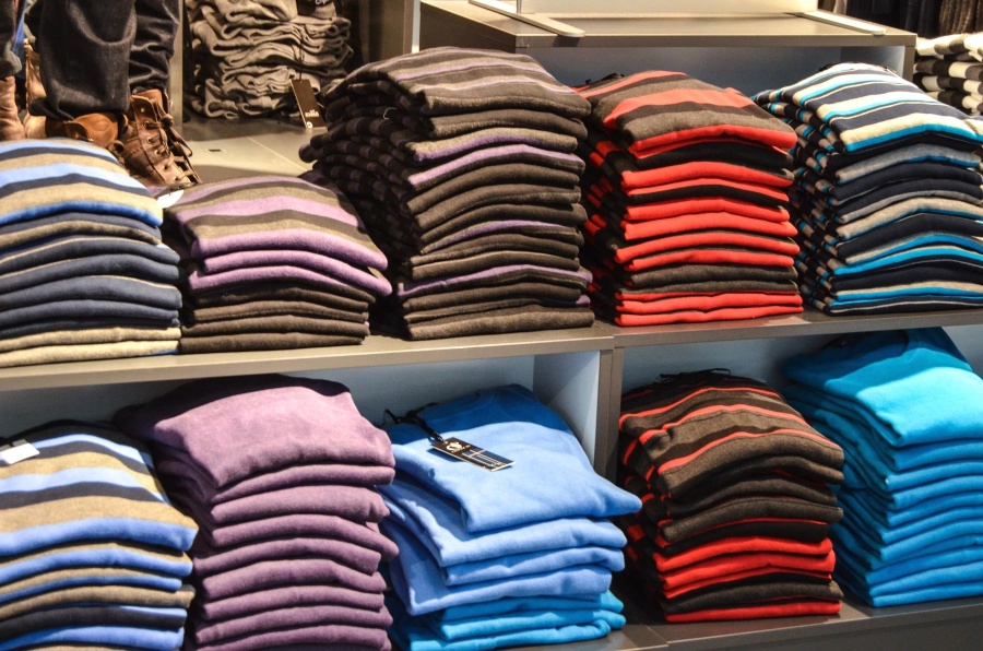 Desconocidos sustrajeron millonario cargamento de ropa desde local comercial