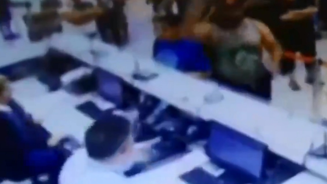 Cliente enfurecido lanzó bloque de cemento en la cara de un trabajador