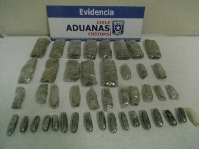 En prisión preventiva quedaron dos turistas sorprendidos con droga en sus chaquetas