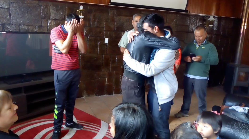 Hombre se reencontró con su esposa e hijos tras 20 años distanciados