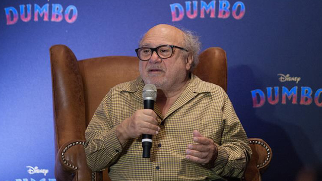 Danny DeVito sufrió dura caída en presentación de 
