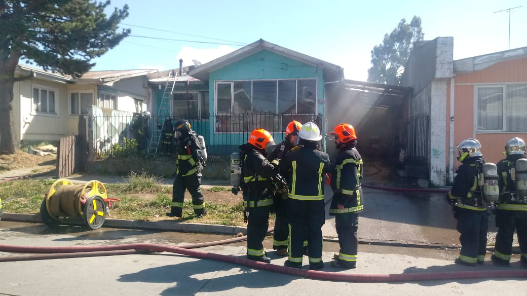 Cuatro personas damnificadas dejó un incendio en el Barrio Prat de Punta Arenas