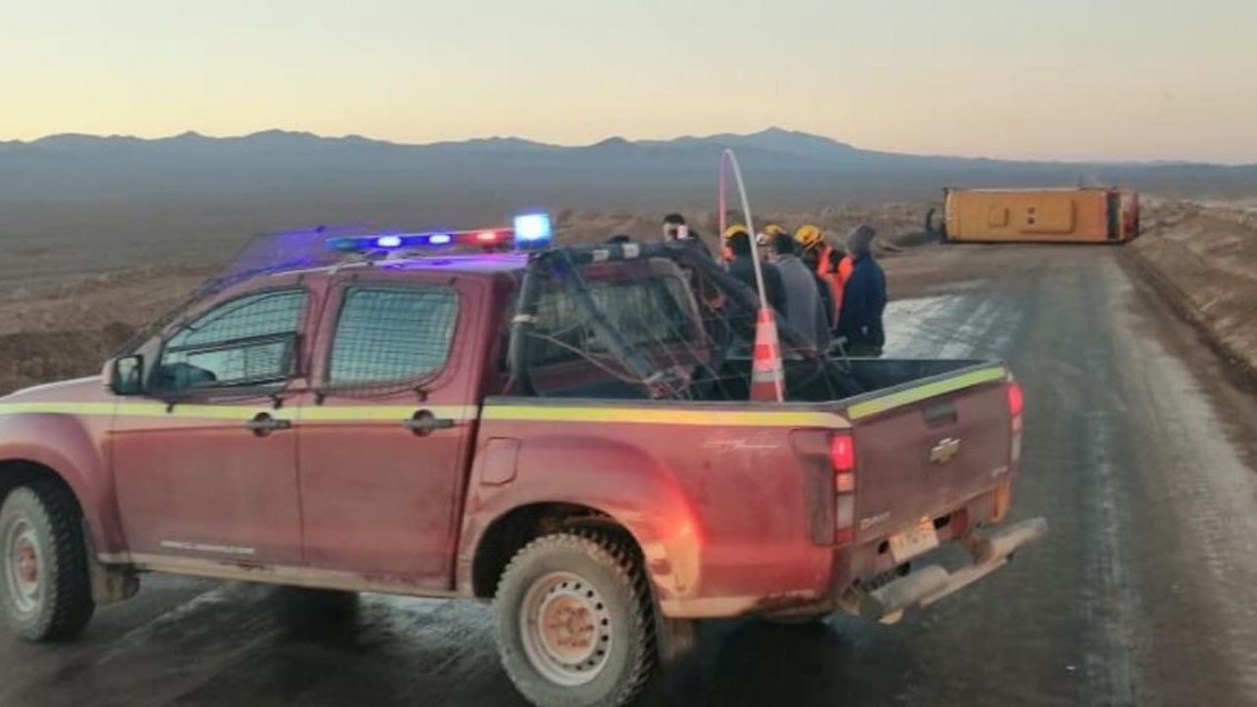 Bus con trabajadores volcó camino a Minera Gaby en la Región de Antofagasta