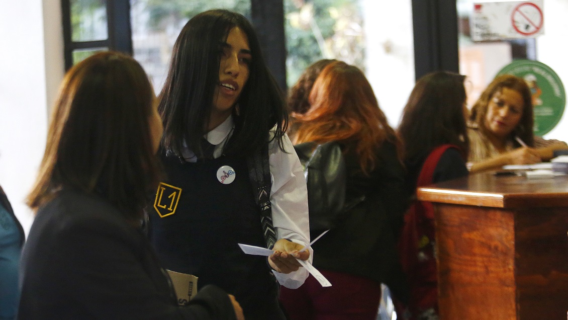 El emotivo mensaje de Daniela Vega a Arlén Aliaga, joven trans que ingresó al Liceo 1