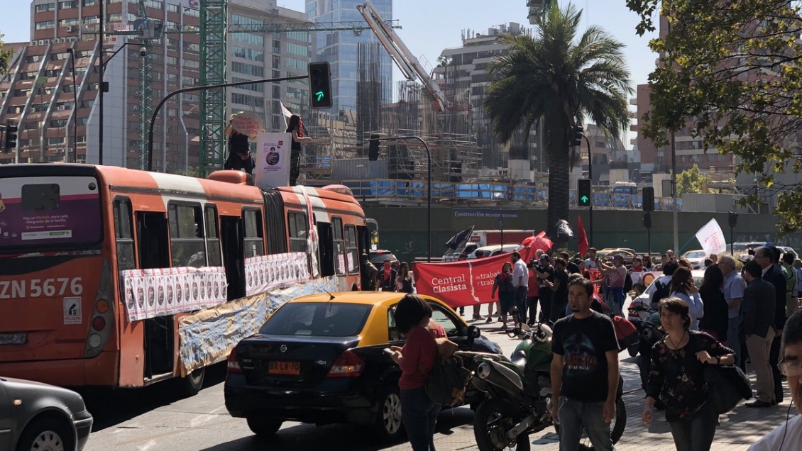 Protesta de mujeres paralizó el tránsito en Providencia