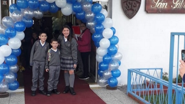 Alumnos fueron recibidos con alfombra roja en su primer día de clases en Chiguayante