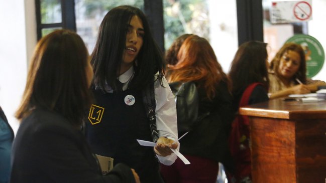 El emotivo mensaje de Daniela Vega a Arlén Aliaga, joven trans que ingresó al Liceo 1