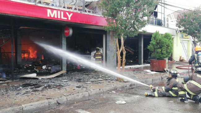 Incendio consume al menos ocho locales comerciales en San Javier
