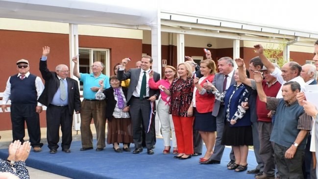 Ancianos de Biobío reciben internet y televisión digital gratuita a perpetuidad