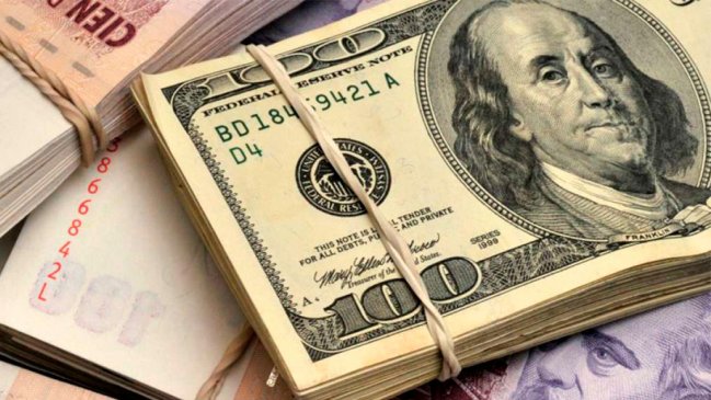 El dólar escala otra vez en Argentina y pone a prueba la política monetaria