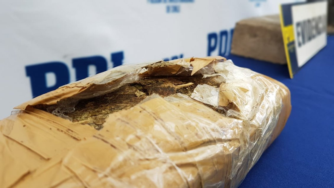 Detienen a cinco sujetos acusados de trasladar droga en panel de vehículo