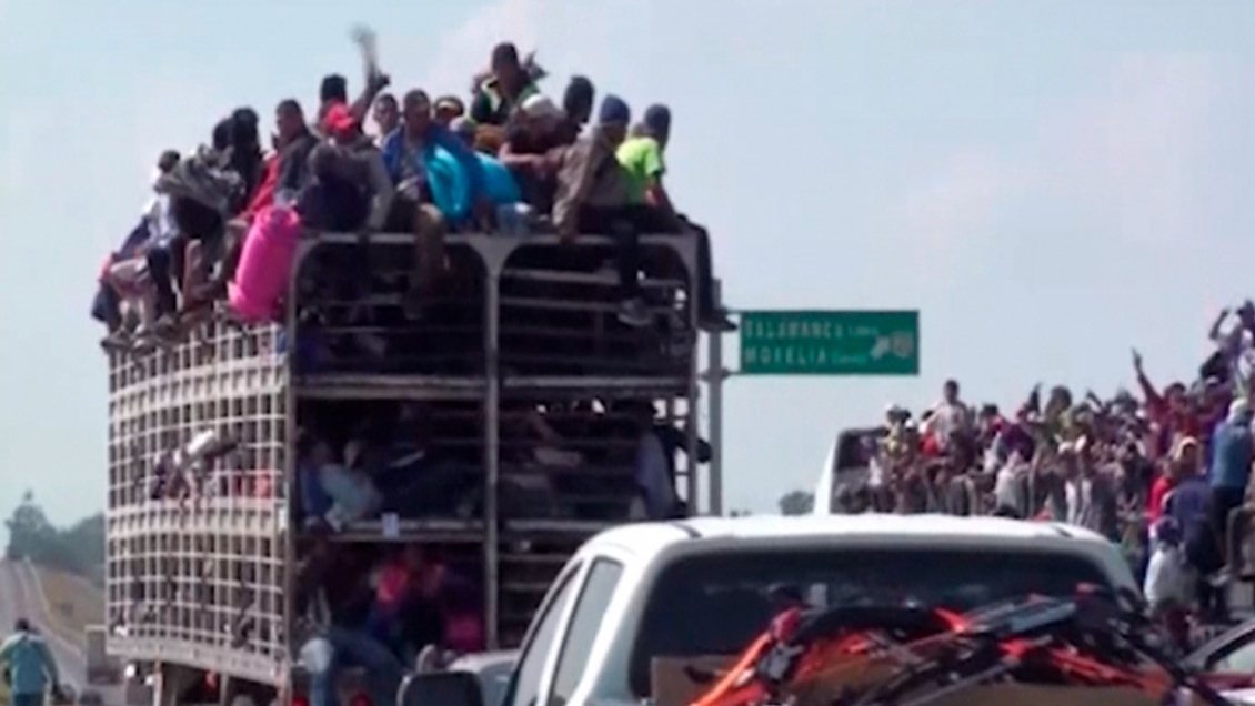 México: Al menos una veintena de inmigrantes centroamericanos murió al volcar un camión