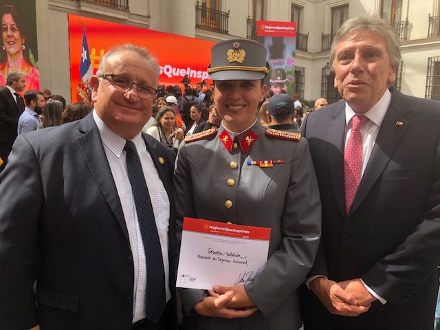 Primera mujer a cargo del desminado de Arica y Parinacota fue homenajeada en La Moneda