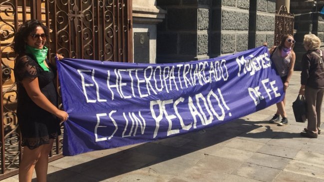 Mujeres Creyentes se manifestaron afuera de la Catedral por el 8M
