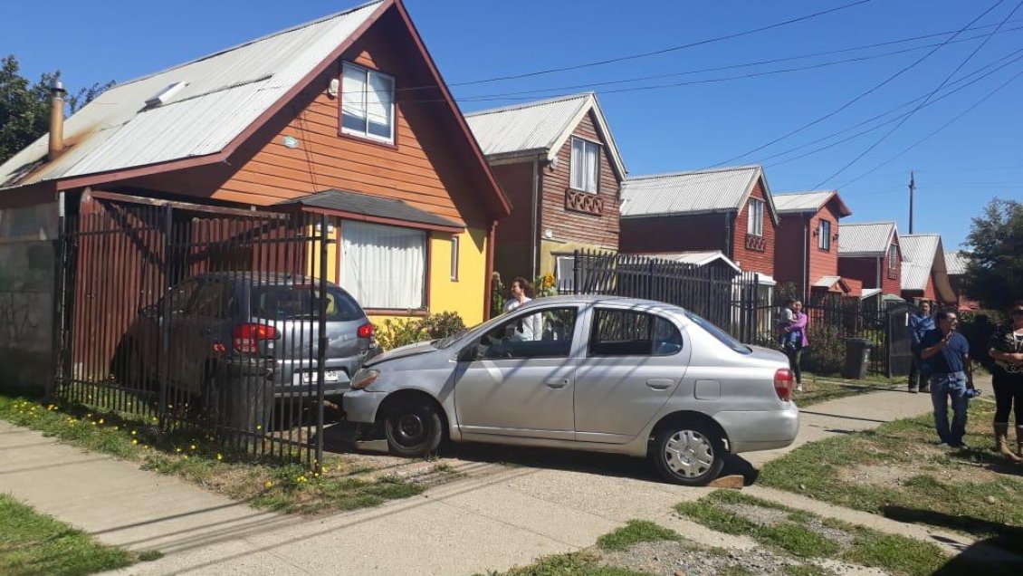 Automóvil con dos menores a bordo impactó un cerco y otro vehículo en Valdivia