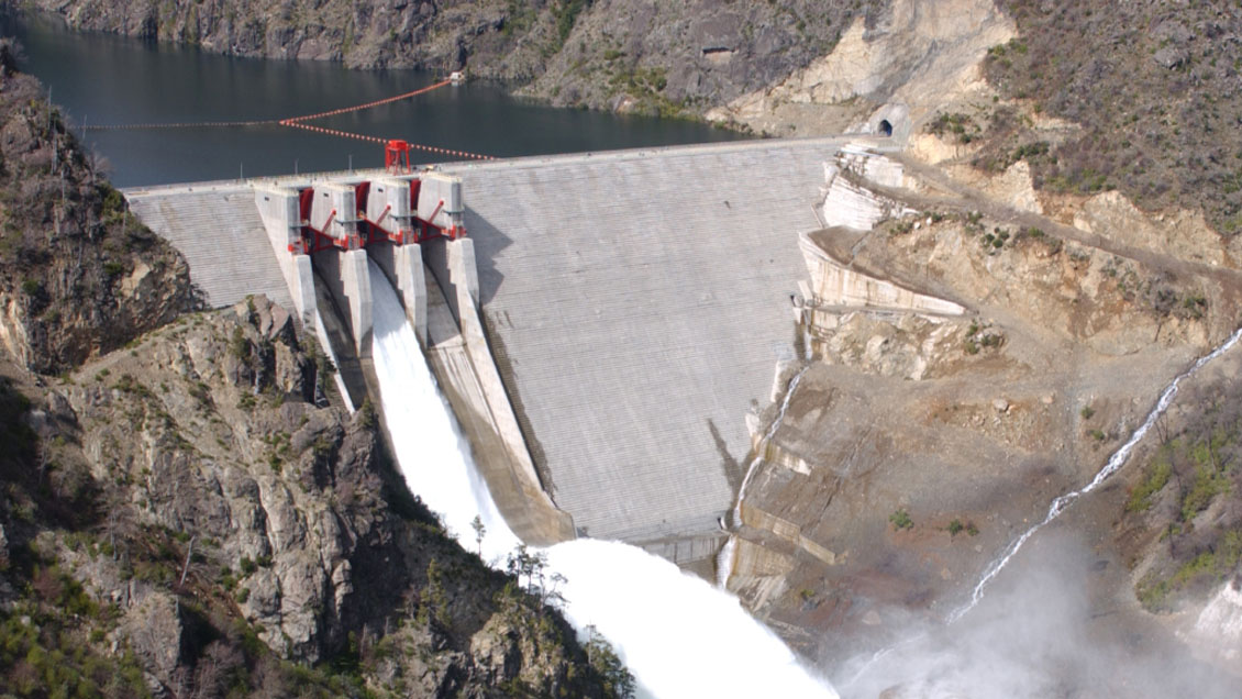 Familias arremeten contra ENEL por inundación de cementerio indígena en el Biobío