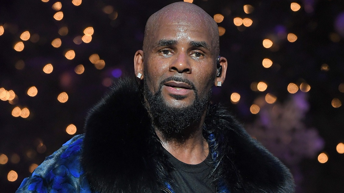 Solo estuvo tres noches: R. Kelly sale de la cárcel tras pagar el dinero que debía