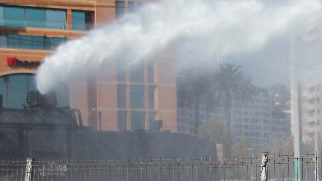 Estudiante resultó con fractura tras recibir chorro de carro lanzagua en Valparaíso