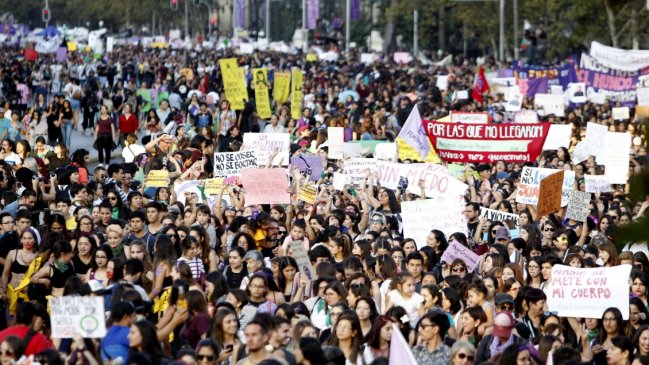 Balance: Coordinadora 8M cifró en 400 mil asistentes a la marcha del Día Internacional de la Mujer en Santiago