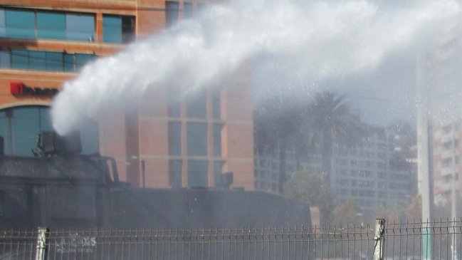 Estudiante resultó con fractura tras recibir chorro de carro lanzagua en Valparaíso