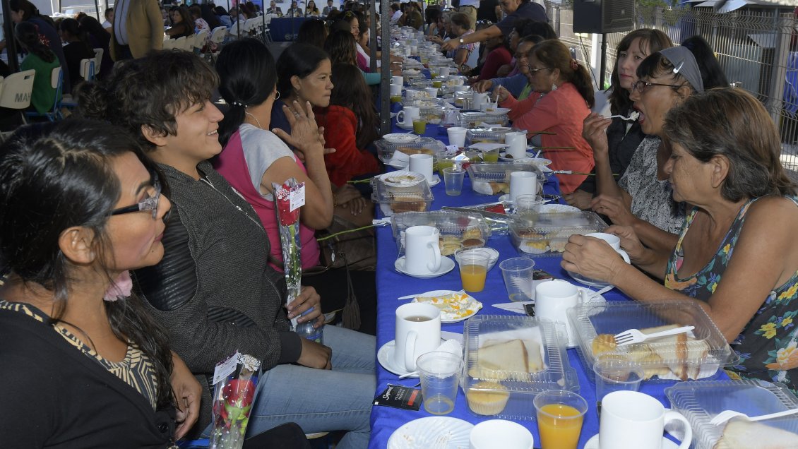 Alto Hospicio: Con un desayuno celebraron a mujeres de la comuna