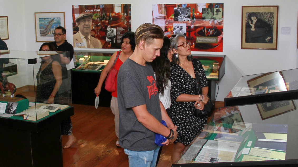 Más de diez mil personas visitaron exposición sobre Neruda