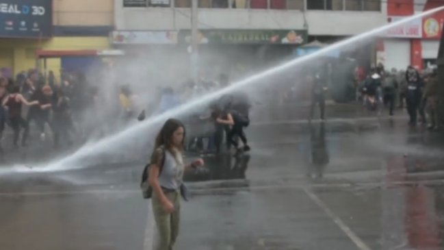 Valparaíso: Suspenden a carabinero tras lesión de estudiante por impacto de chorro del carro lanzagua