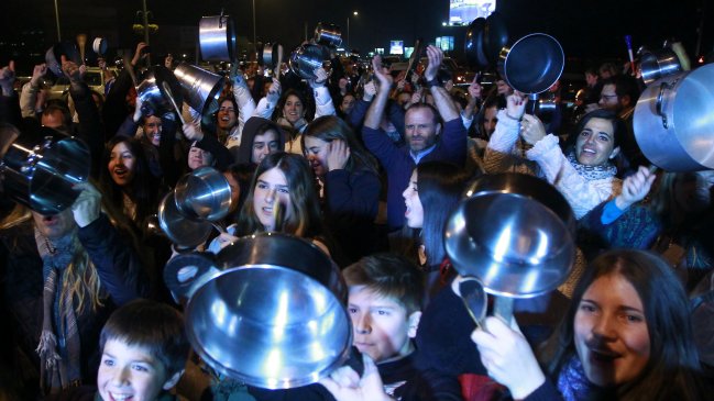 Estudiantes de la Universidad Austral convocan a cacerolazo por primer año del Gobierno de Piñera
