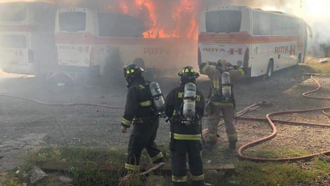 Investigan incendio que afectó a buses interurbanos en taller mecánico en San Vicente