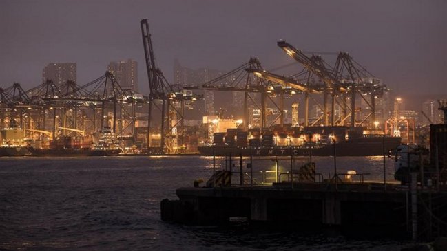 Hong Kong busca a desaparecidos tras choque entre dos barcos