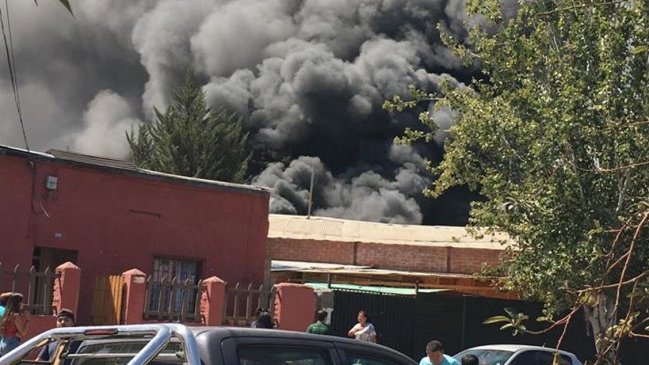 Bomberos controló incendio que consumió tres fábricas en Independencia