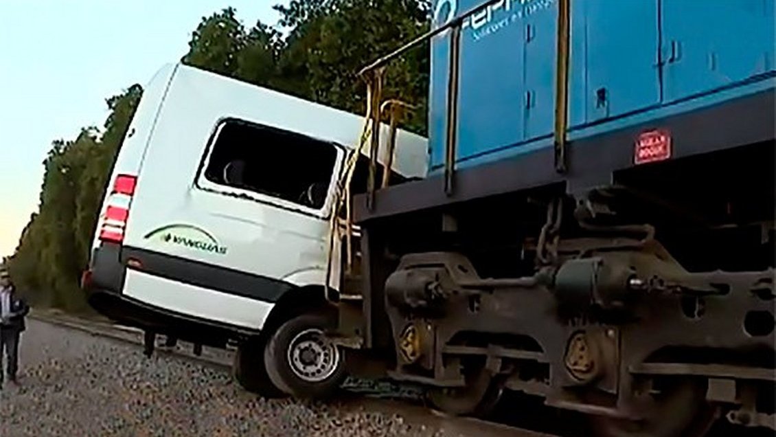 Choque de un tren con un furgón de pasajeros dejó 10 lesionados