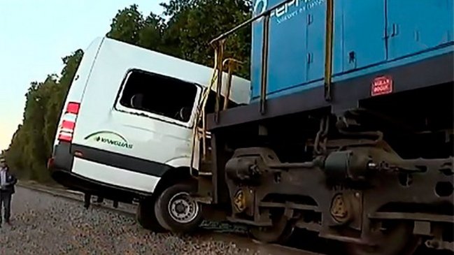 Choque de un tren con un furgón de pasajeros dejó 10 lesionados