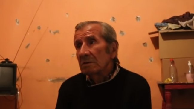 Adulto mayor chileno dormía en un auto en Argentina y se viralizó