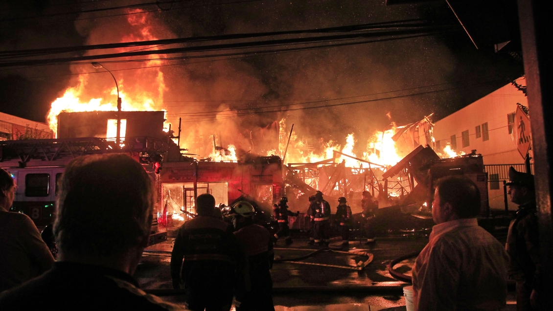 Incendio afectó a locales comerciales del centro de Viña del Mar