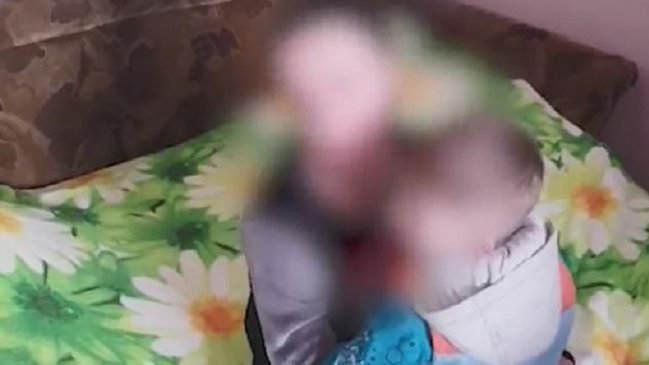 Mujer vendía en internet videos abusando sexualmente de su hijo de cuatro años