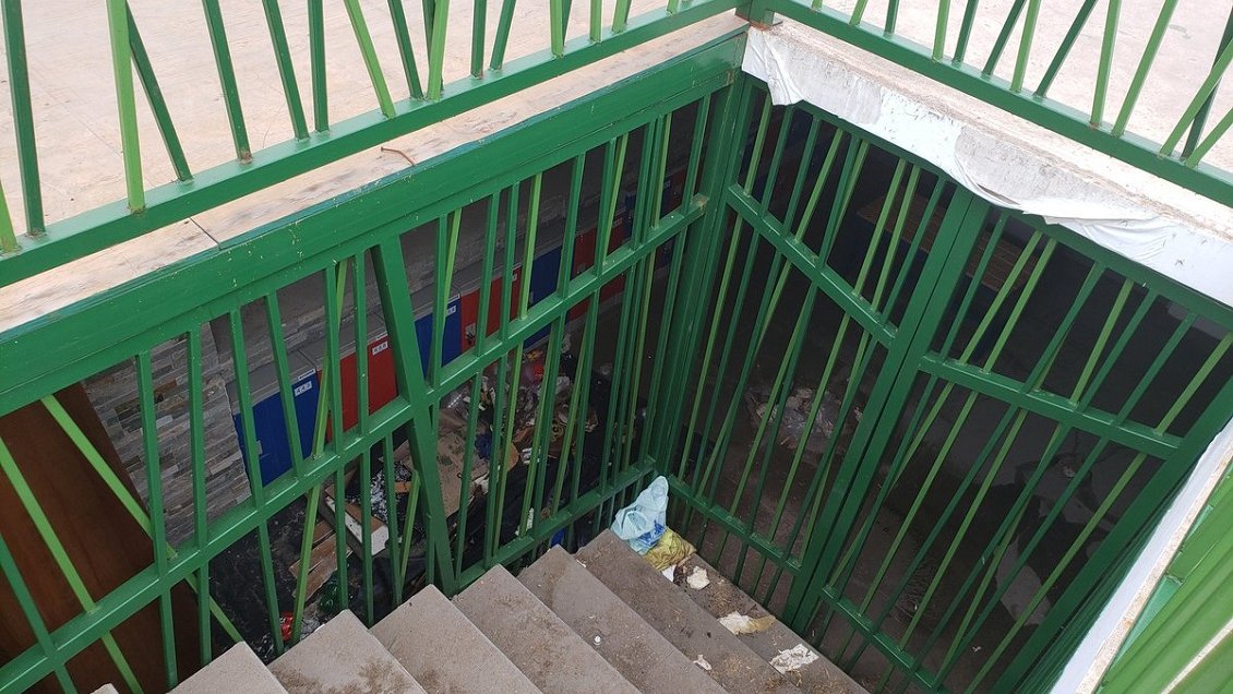 Iquique: Baños públicos sin inaugurar está convertidos en verdaderos basureros