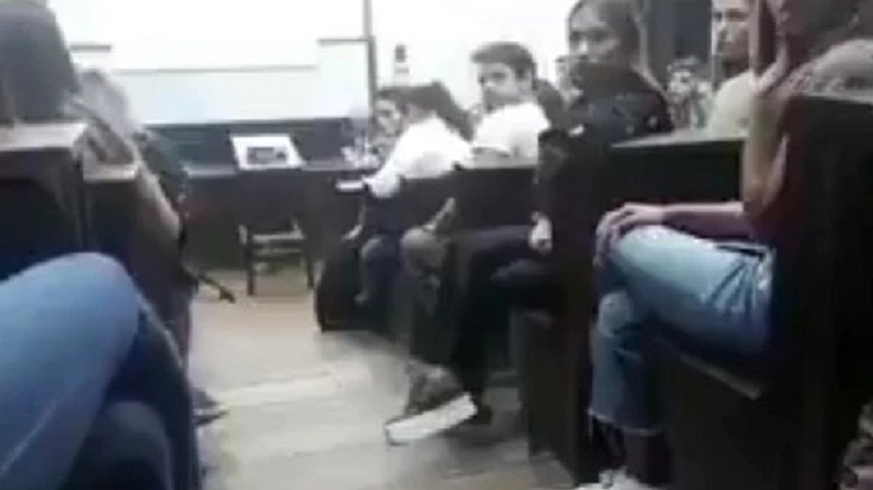Estudiante denunció a profesor por acoso en plena clase