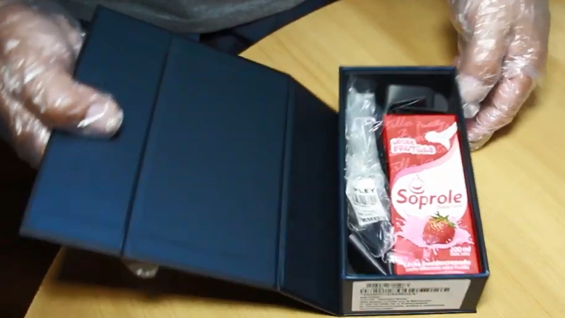 Compró un celular de gama alta y le llegó una caja de leche